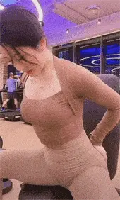 专注训练的健身辣妹，极致好身材，皆是日复一日苦练的成果