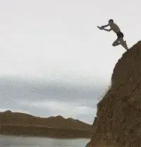 一位野泳跳水的男子意外摔晕在水边，这高度看着都很危险