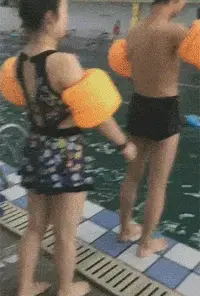 泳池边跳水时脚下一滑，没想到在美女前出糗了