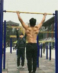 年纪到了，不能像年轻人一样玩单杠，只能吊吊手臂