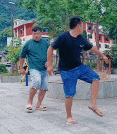 趁周围没人的时候一起来跳沙雕舞