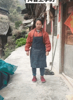 农村大妈在门口跳舞，成功把自己跳摔跤了
