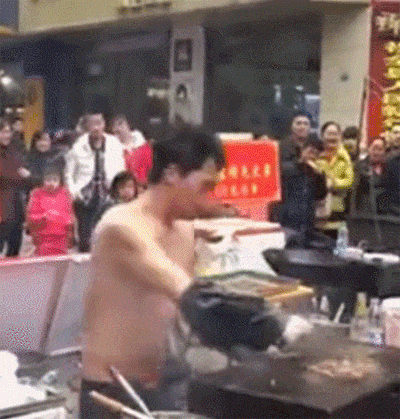 大哥非常喜欢烧烤这份工作，既能赚钱又能锻炼身体