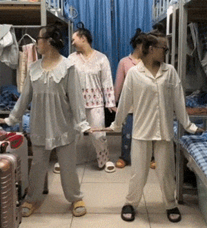 宿舍里的四名女神经PK小鸡舞