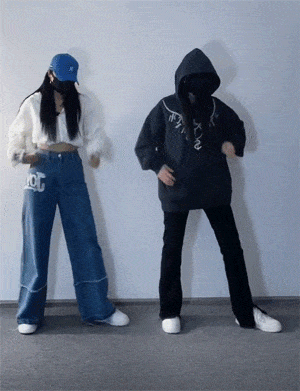 戴上帽子和口罩的两女生整齐跳舞，动作简单却好看