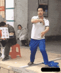 这位同学跳舞毫无美感，属于不会硬跳