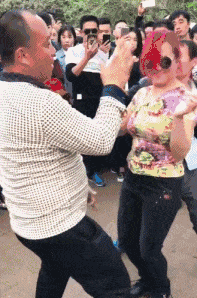 这是一个群魔乱舞的时代，公园里的集体尬舞活动