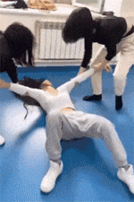 在舞蹈室扭细腰的妖娆女学员