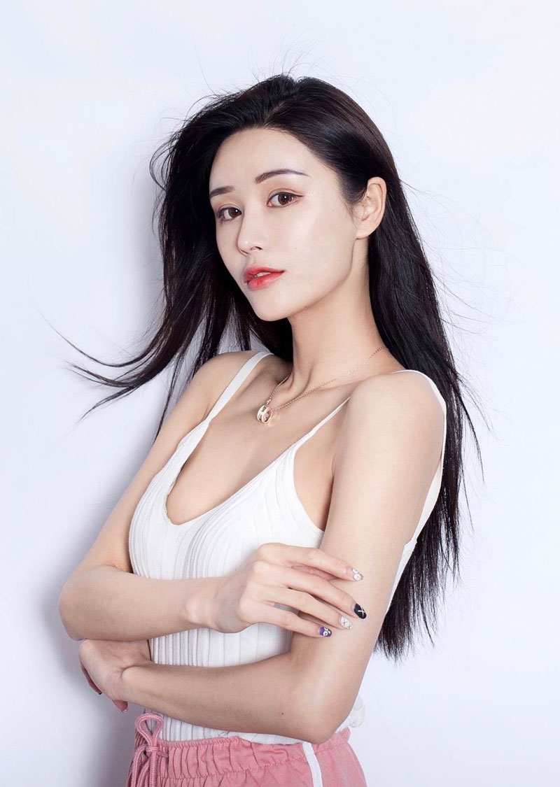 身材高挑苗条的大美女