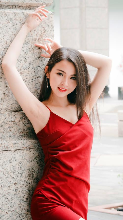 穿红色吊带裙的长发美女