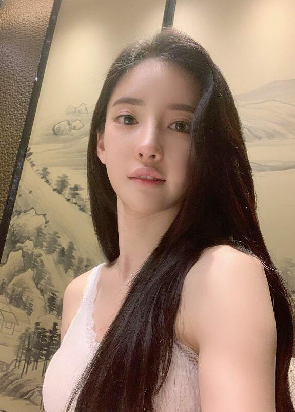 大眼长发美女的自拍照