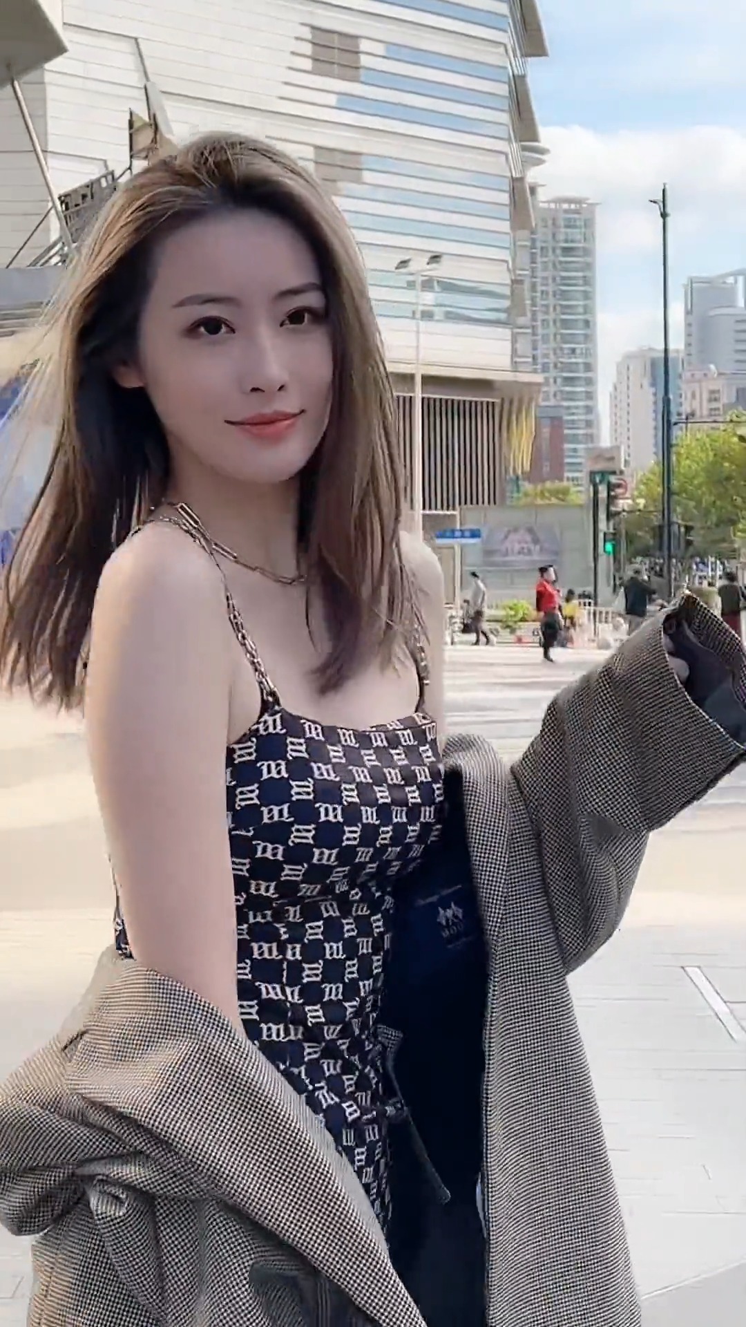 街拍内穿吊带裙的靓丽女人