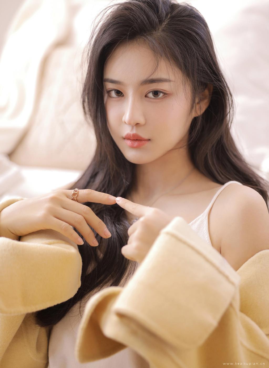 眼神迷人的漂亮女孩