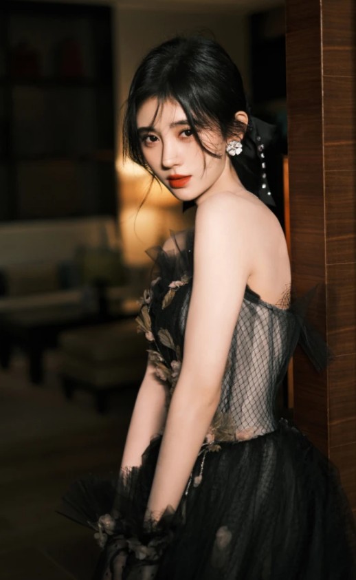 美丽而优雅的黑衣女子