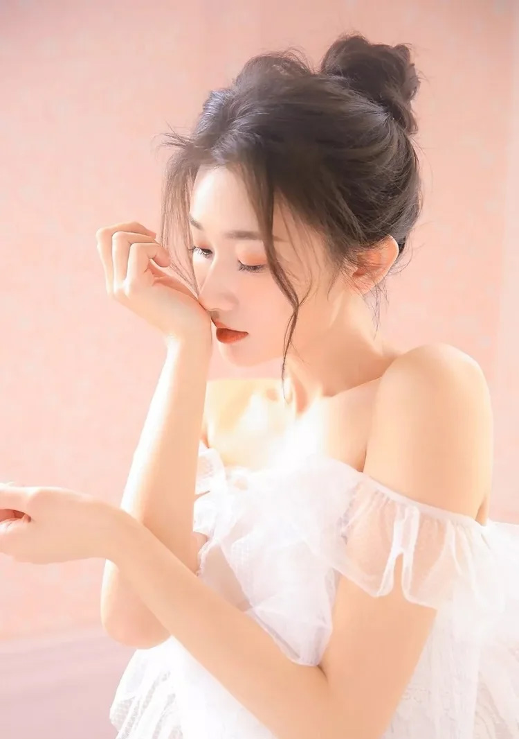 清新脱俗的漂亮女孩写真图片