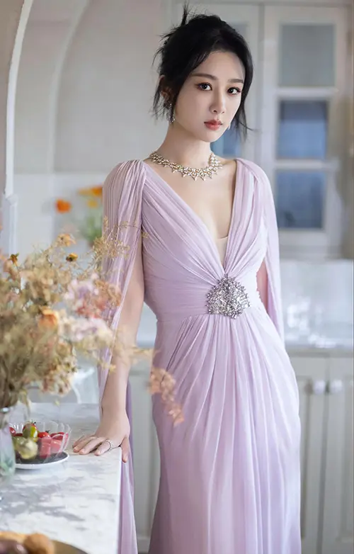 一袭浅紫色V领垂坠感礼服的杨紫，兼具少女感与优雅感