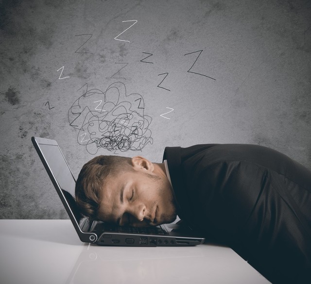 职场男人累了爬在桌子上睡觉的图片