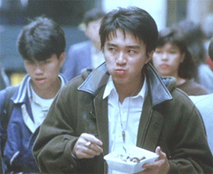 生活不易，有盒饭吃有烟抽就很满足了