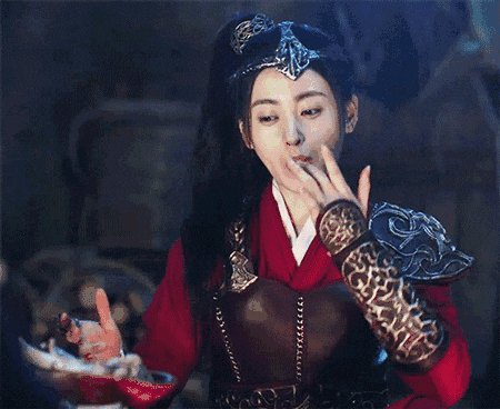 好吃舔指头的古装美女