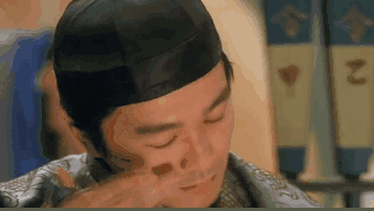 先抹两滴眼泪出来，再长叹一声