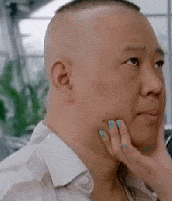 捏住光头的下巴摇晃一下