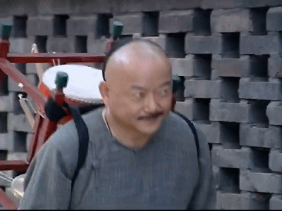 向前一跳的搞怪老顽童