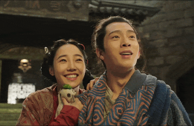 一起看热闹的帅哥美女