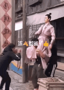 骑着人马帅气出场，剧组真的是经费有限