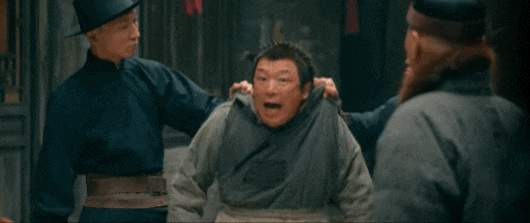 老实人被两坏人一把拎起来，一脸无辜的表情好可怜