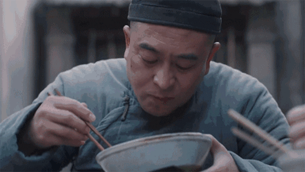 大口吃饭的张嘉益剧情动图