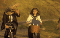 把袋子套在骑行女伴的头上