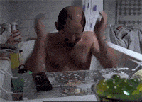 大叔洗澡时想起了不开心的事，像小孩一样用力拍打水花