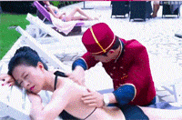 给美女按摩时心不在焉出现意外状况，被误会成流氓挨了一耳光