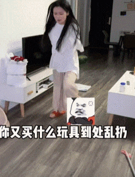 把套娃玩具扔到地上，让女朋友去捡个够