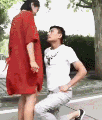 本以为心动浪漫的时刻，没想到男友伸出了一根中指