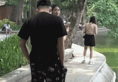 从路人旁边经过，恶搞打屁声惊呆美女