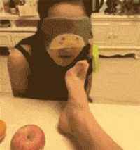 让老婆吻下脚的酸臭味，告诉她这是柠檬的味道