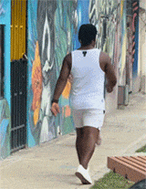 国外街头整蛊之突然冲向美女，其实我只是想开门回家而已