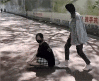 轻轻把坐滑板的闺蜜踢向路边，一不小心被撞翻