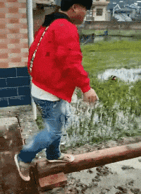 抬根圆木让朋友挑战走到头，看到他摔下来，我就开心了