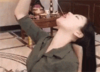 女友喝牛奶太细口了，我拿剪刀帮忙剪大点