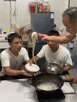 想让面条烫死我？那我陪你一起玩，看谁能笑到最后