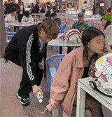 偷偷把妹子的烟浇灭，看看她是啥反应