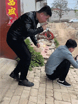 损友在背后恶搞，没想到逃走时把自己头上撞个大包