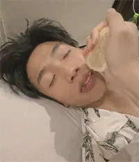 给睡觉的男友嘴里滴点柠檬汁，那酸爽的滋味无可言喻