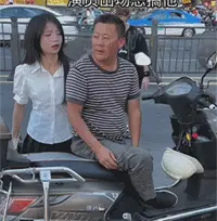 妹子假装问路，男同伴偷偷上手抚摸，此时大哥心里小鹿乱撞